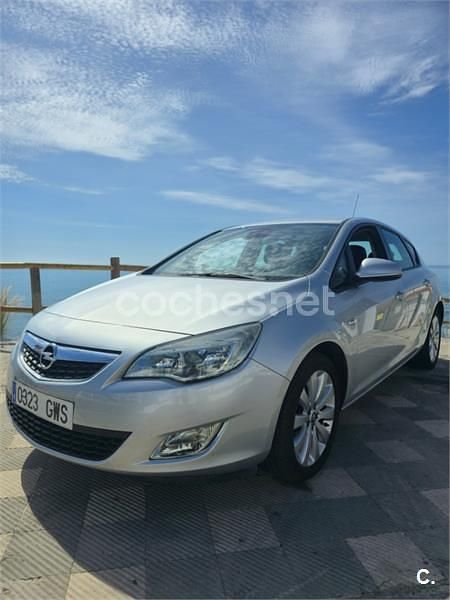Gris / plata Usado 2010 Opel Astra Enjoy Berlina | 5990 € (Buen precio) - Imagen 1/4