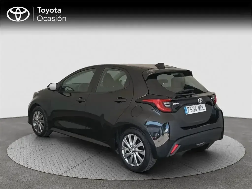 Usado Toyota Yaris Hybrid Active 116 CV (85 kW) 2022 Negro Monovolumen
