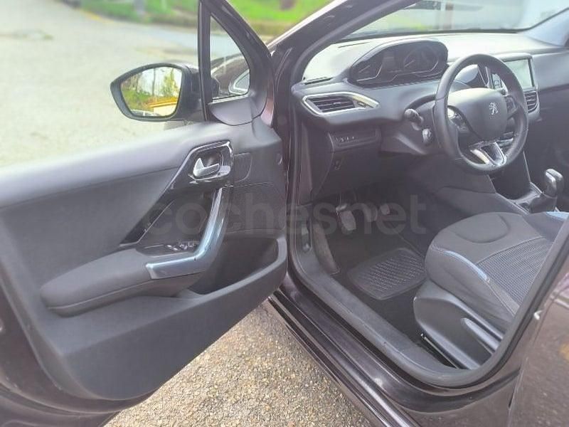 Usado Peugeot 208 Allure 92 CV (67 kW) 2012 Granate Utilitario