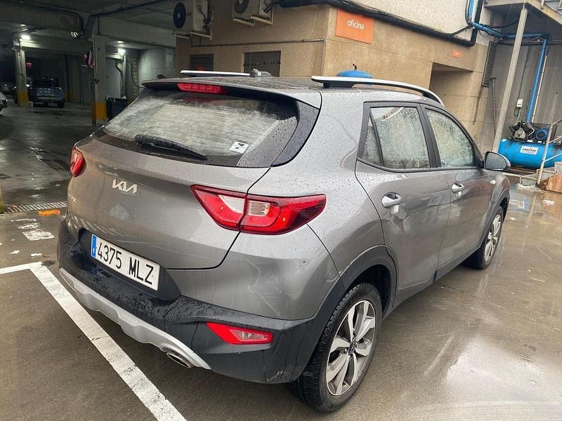 Usado Kia Stonic 84 CV (61 kW) 2023 Gris SUV