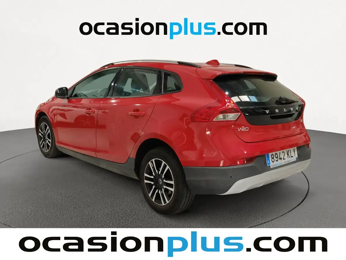 Usado Volvo V40 Momentum 120 CV (88 kW) 2018 Rojo Utilitario