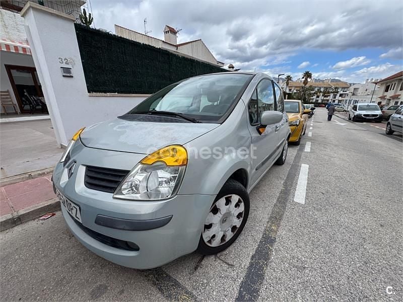 Usado Renault Modus 80 CV (58 kW) 2006 Gris / plata Monovolumen