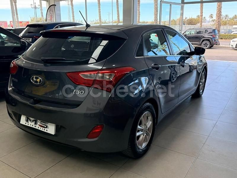 Usado Hyundai i30 135 CV (99 kW) 2015 Gris / plata Berlina