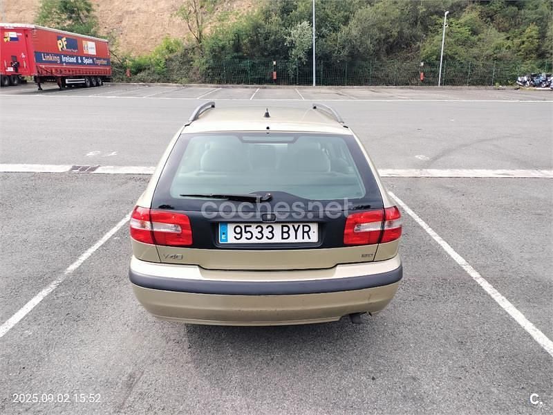 Usado Volvo V40 102 CV (75 kW) 2002 Beige Familiar