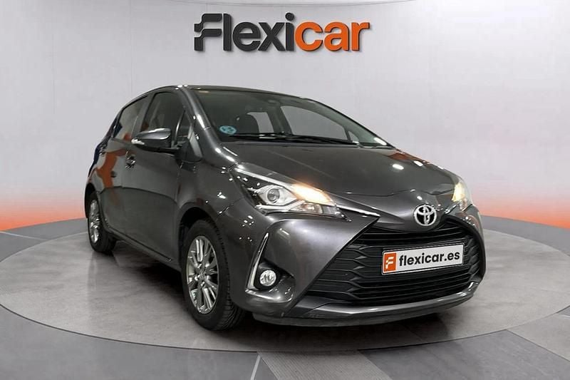 Gris Usado 2017 Toyota Yaris Active Berlina | 11.490 € (Un poco caro) - Imagen 1/4