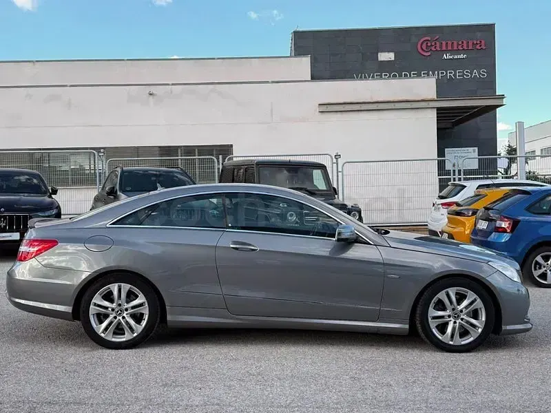 Usado Mercedes E250 Elegance 204 CV (150 kW) 2011 Gris / plata Coupe