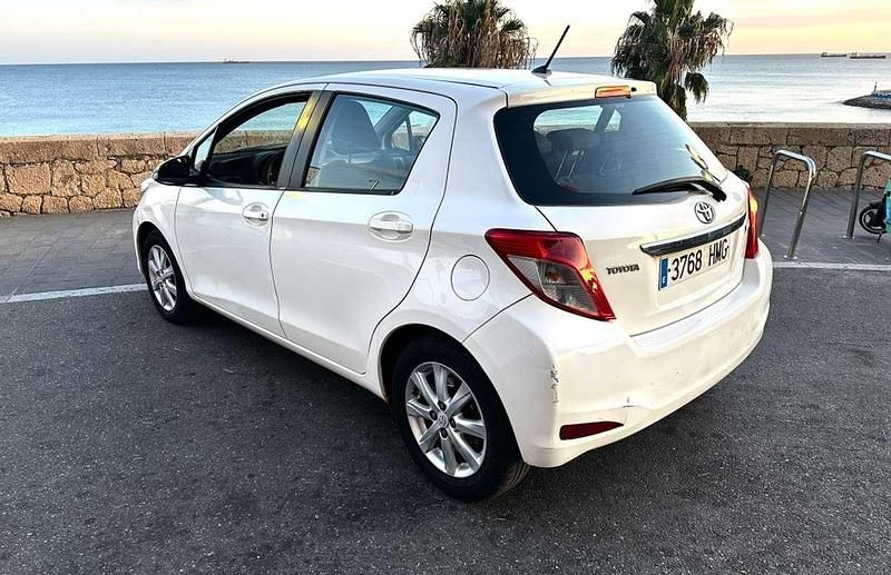 Usado Toyota Yaris Live 69 CV (50 kW) 2012 Blanco Utilitario