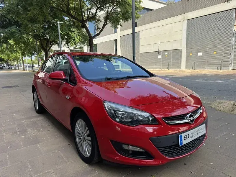 Usado Opel Astra Excellence 110 CV (80 kW) 2015 Rojo Berlina