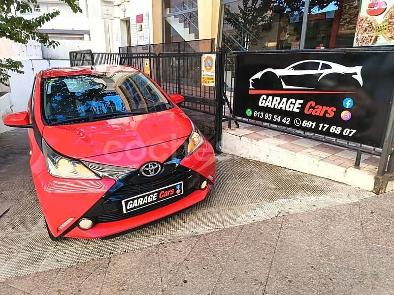 Usado Toyota Aygo X-play 69 CV (50 kW) 2015 Granate Utilitario