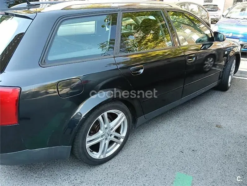 Usado Audi A4 130 CV (95 kW) 2002 Negro Familiar