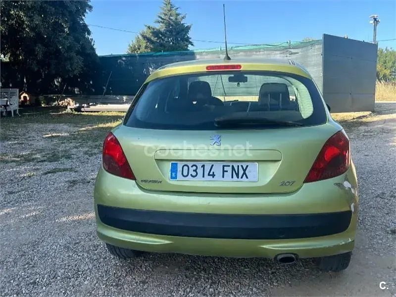 Usado Peugeot 207 90 CV (66 kW) 2007 Verde Berlina