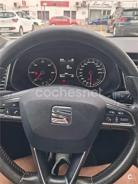 Usado Seat Leon Reference 105 CV (77 kW) 2014 Gris / plata Berlina