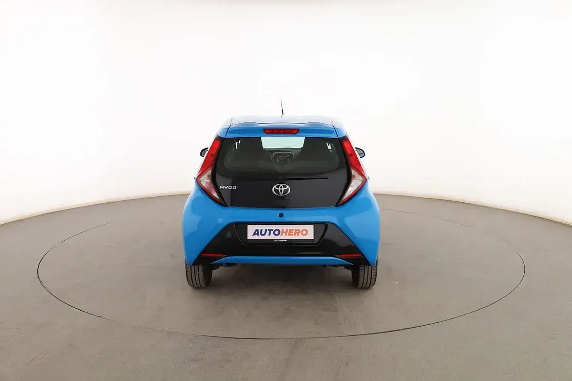 Usado Toyota Aygo X-play 72 CV (52 kW) 2019 Azul Utilitario