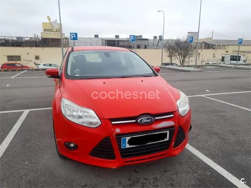 Usado Ford Focus Trend 100 CV (73 kW) 2013 Rojo Berlina