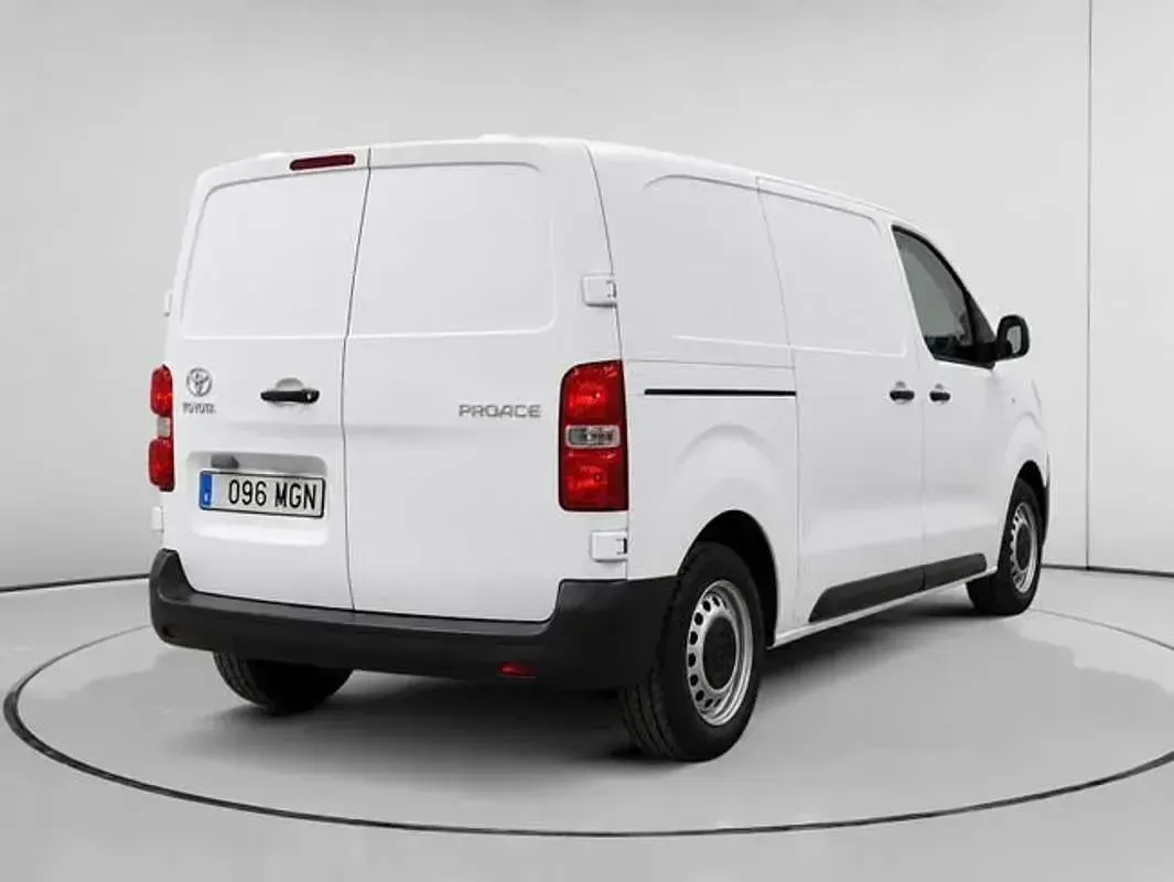 Usado Toyota Proace Plus 102 CV (75 kW) 2023 Blanco Monovolumen