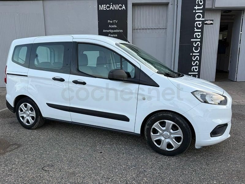 Usado Ford Tourneo Courier Ambiente 75 CV (55 kW) 2018 Blanco Monovolumen