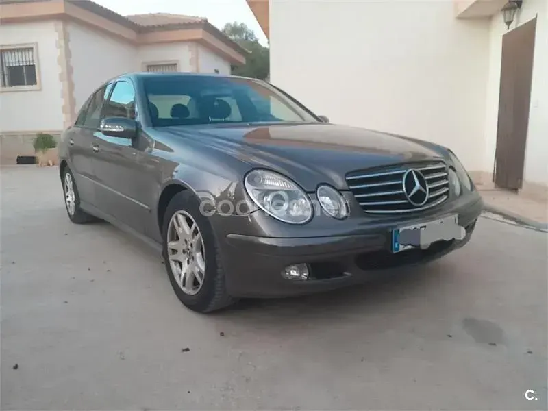 Usado Mercedes E220 Classic 143 CV (105 kW) 2003 Gris / plata Berlina