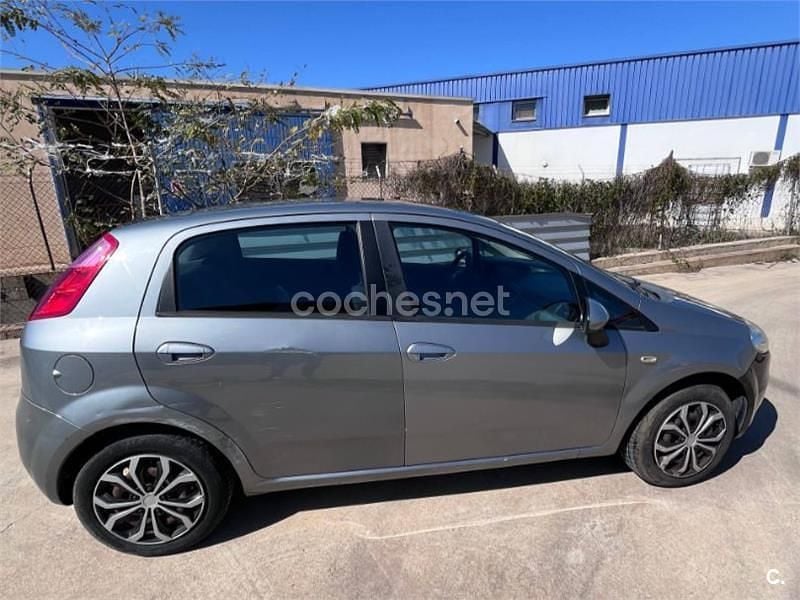 Usado Fiat Punto Active 65 CV (47 kW) 2009 Gris / plata Utilitario