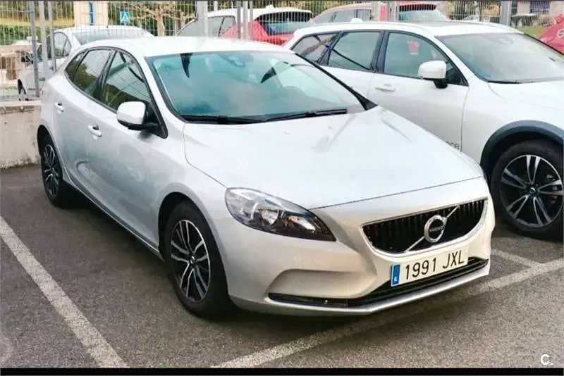 Usado Volvo V40 Momentum 150 CV (110 kW) 2017 Blanco Berlina