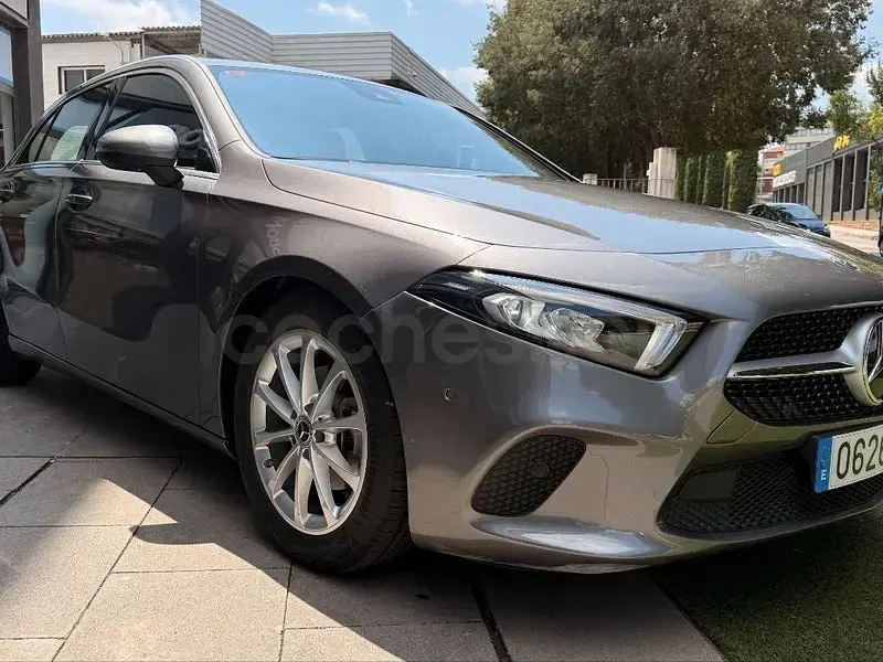 Usado Mercedes A180 136 CV (100 kW) 2019 Gris / plata Berlina