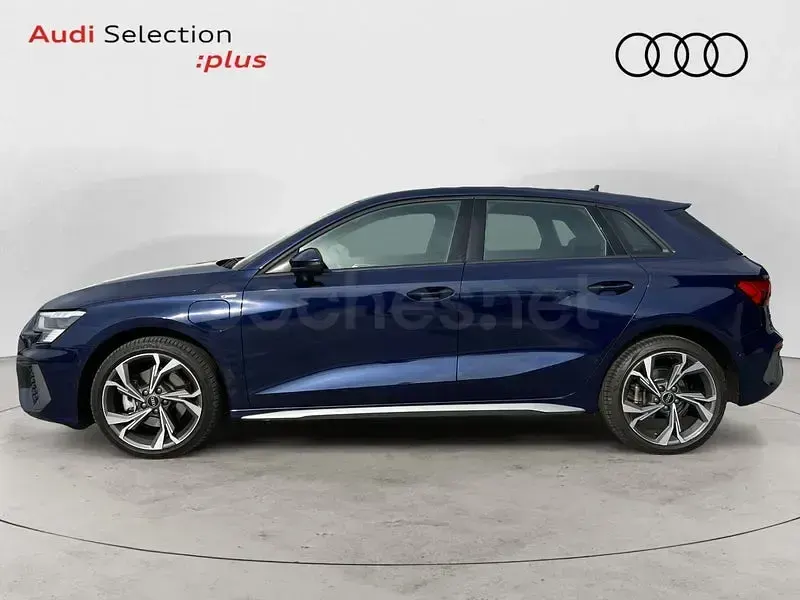 Käytetty Audi A3 Ambiente 204 HP (150 kW) 2024 Sininen Sedan