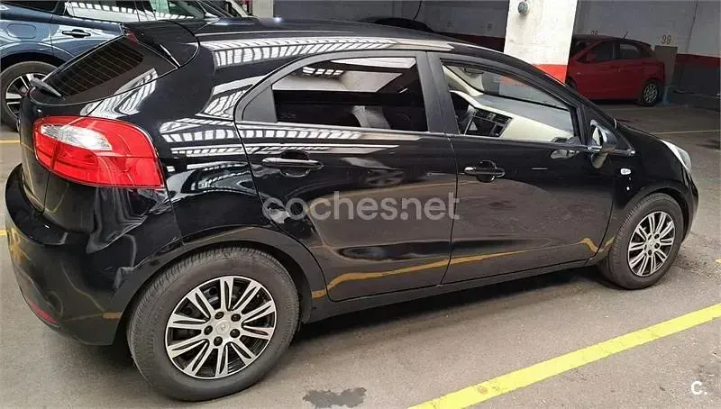 Usado Kia Rio 85 CV (62 kW) 2013 Negro Berlina