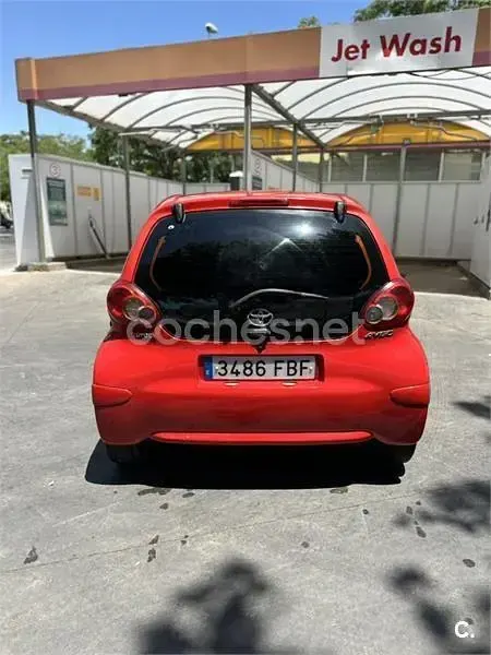 Usado Toyota Aygo 68 CV (50 kW) 2006 Rojo Utilitario