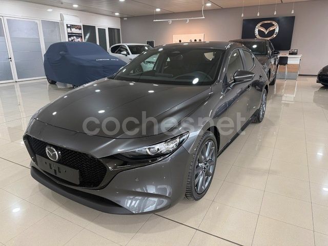 Gris Nuevo 2025 Mazda 3 Center-Line Berlina | 28.995 € (Precio justo) - Imagen 1/4