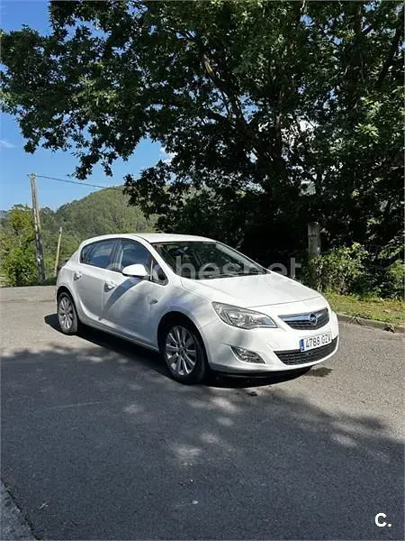 Usado Opel Astra Cosmo 110 CV (80 kW) 2011 Blanco Berlina