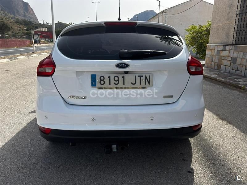 Usado Ford Focus Trend 125 CV (91 kW) 2016 Blanco Berlina