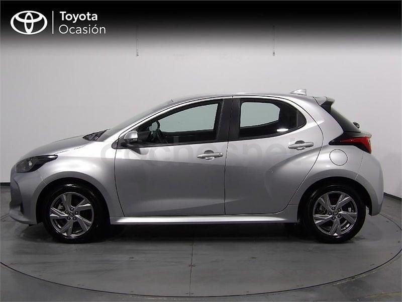 Usado Toyota Yaris Hybrid Active 116 CV (85 kW) 2025 Gris / plata Berlina
