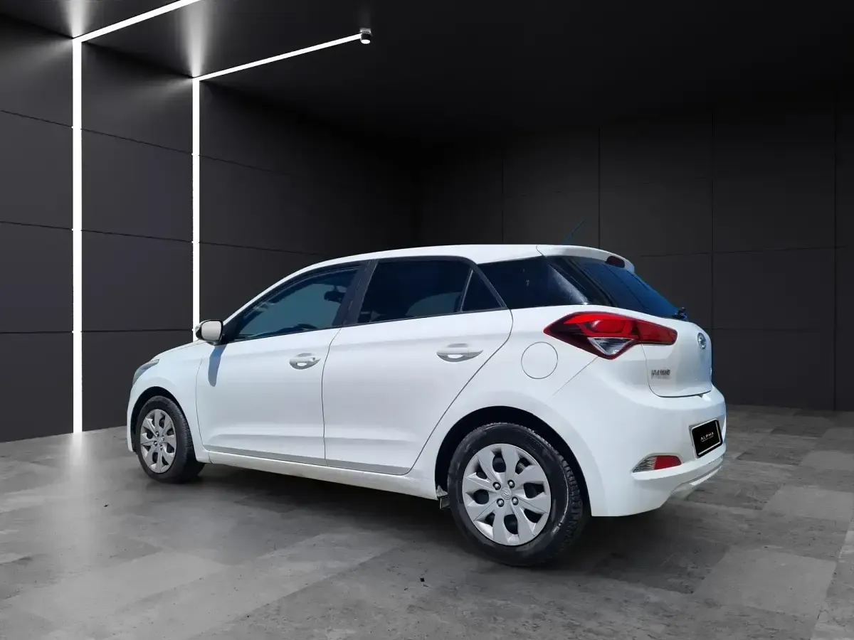 Usado Hyundai i20 75 CV (55 kW) 2016 Blanco Berlina