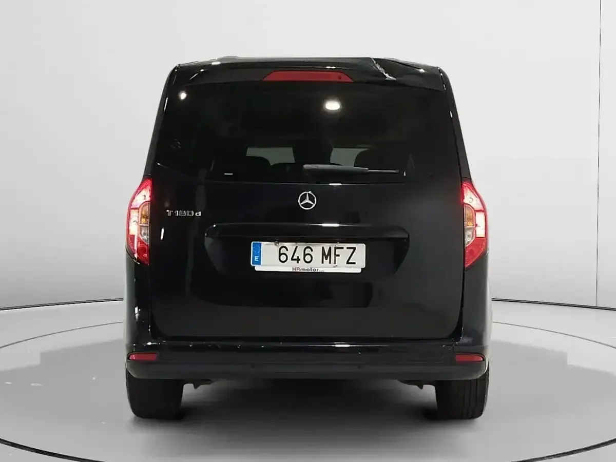 Usado Mercedes T180 116 CV (85 kW) 2023 Negro Monovolumen