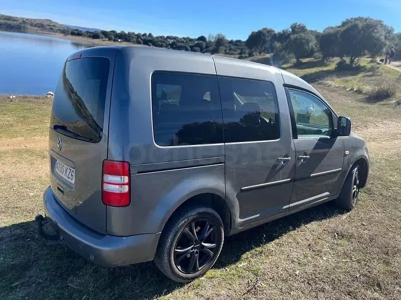 Usado VW Caddy Comfortline 140 CV (102 kW) 2011 Gris / plata Monovolumen