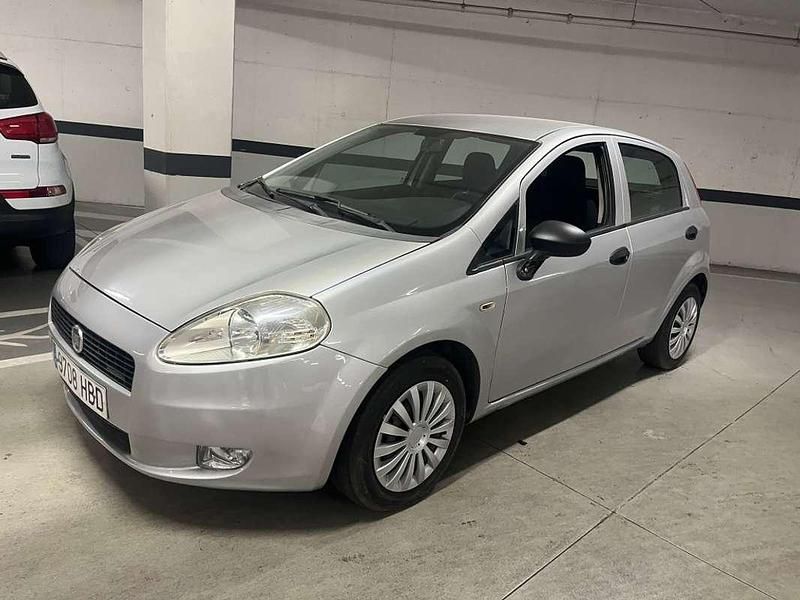 Usado Fiat Grande Punto Active 75 CV (55 kW) 2011 Plateado Utilitario