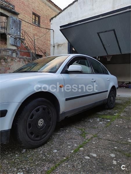 Usado VW Passat 90 CV (66 kW) 1997 Blanco Berlina
