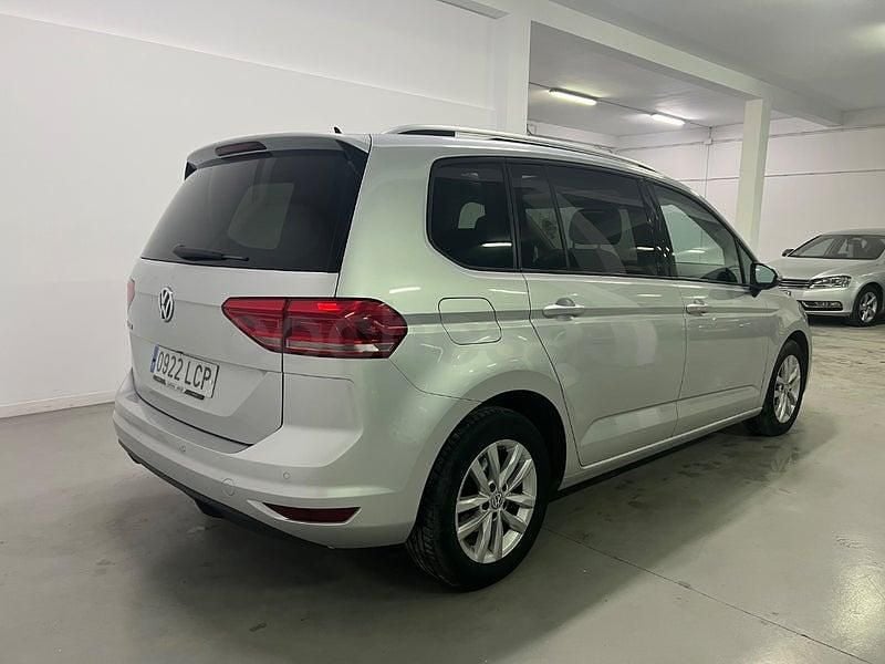 Begagnad VW Touran Advance 115 HK (84 kW) 2019 Grå Minibuss