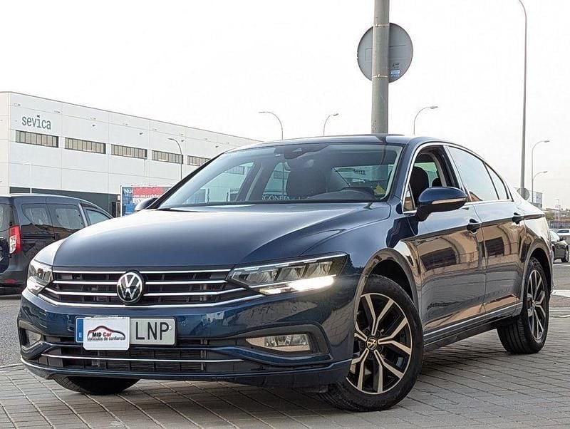 Azul Usado 2021 VW Passat Executive Berlina | 17.950 € (Precio justo) - Imagen 1/4