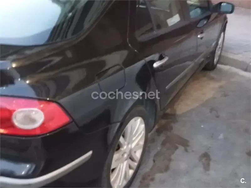 Usado Renault Laguna III Dynamique 150 CV (110 kW) 2007 Negro Berlina