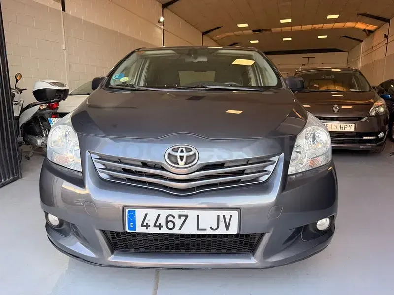 Usado Toyota Verso Live 126 CV (92 kW) 2011 Gris / plata Monovolumen