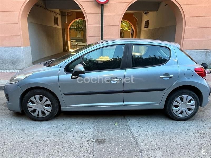 Gris / plata Usado 2009 Peugeot 207 Berlina | 3500 € (Buen precio) - Imagen 1/4