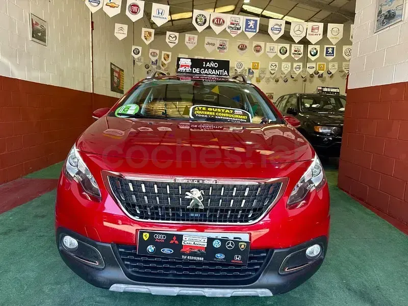 Usado Peugeot 2008 Allure 100 CV (73 kW) 2018 Granate SUV