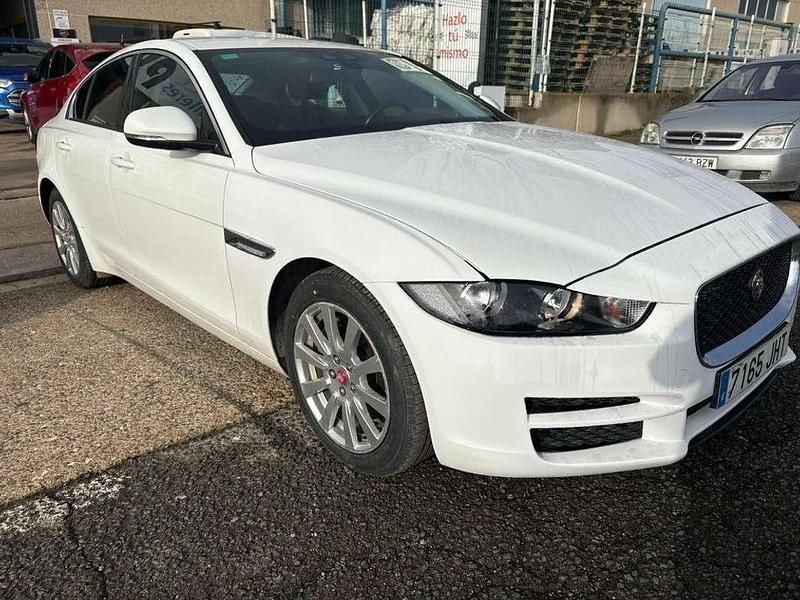 Usado Jaguar XE Pure 180 CV (132 kW) 2015 Blanco Berlina