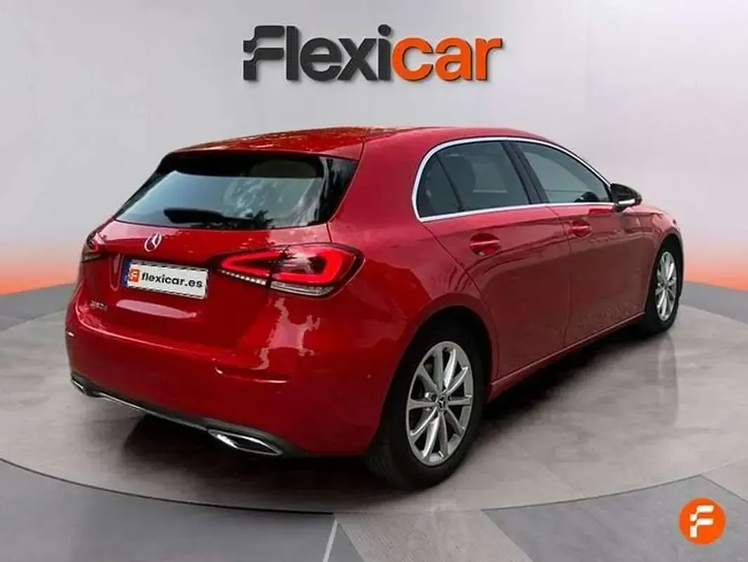 Usado Mercedes A180 109 CV (80 kW) 2020 Rojo Utilitario