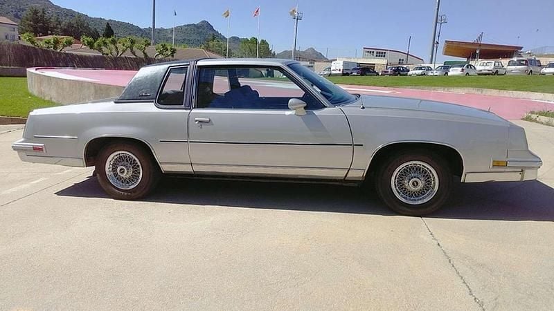 Usado Oldsmobile Cutlass 106 CV (77 kW) 1981 Gris Berlina