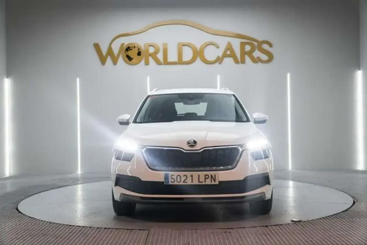 Usado Skoda Kamiq Ambition 110 CV (80 kW) 2021 Blanco SUV