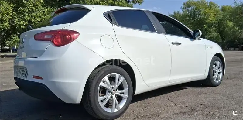 Usado Alfa Romeo Giulietta Distinctive 105 CV (77 kW) 2011 Blanco Utilitario
