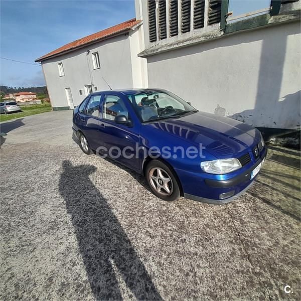 Usado Seat Cordoba 68 CV (50 kW) 2002 Azul Berlina