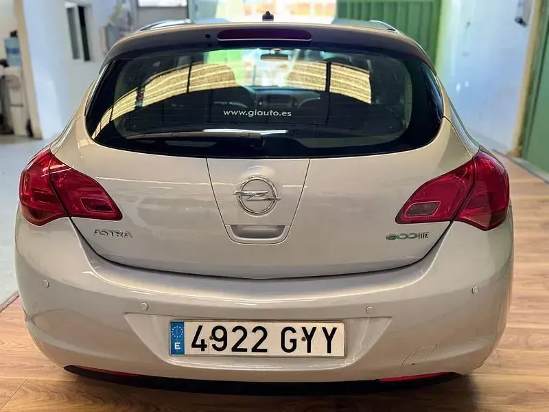 Usado Opel Astra Essentia 95 CV (69 kW) 2011 Gris / plata Berlina