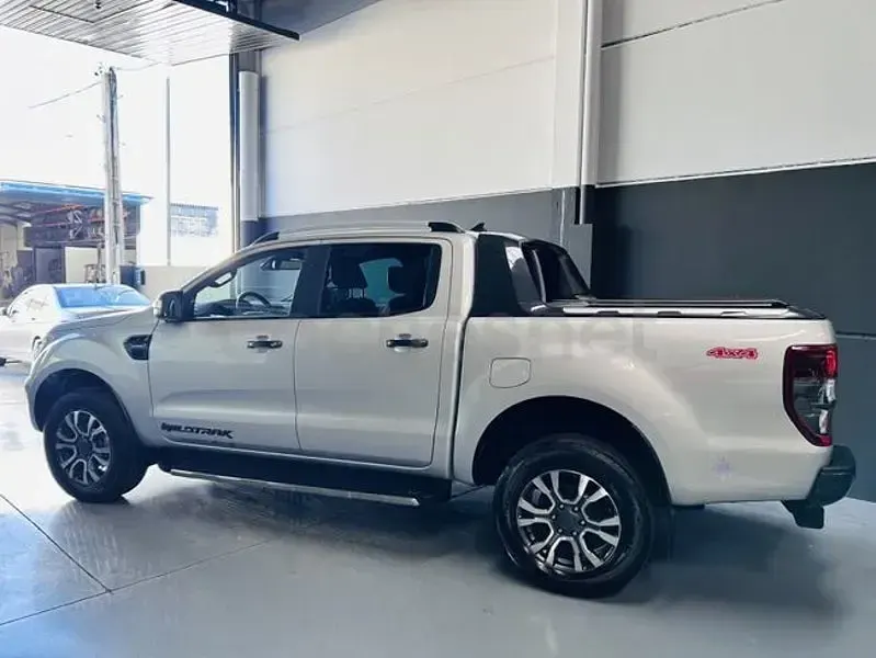 Usado Ford Ranger Wildtrack 213 CV (156 kW) 2022 Gris / plata Pickup/Camioneta